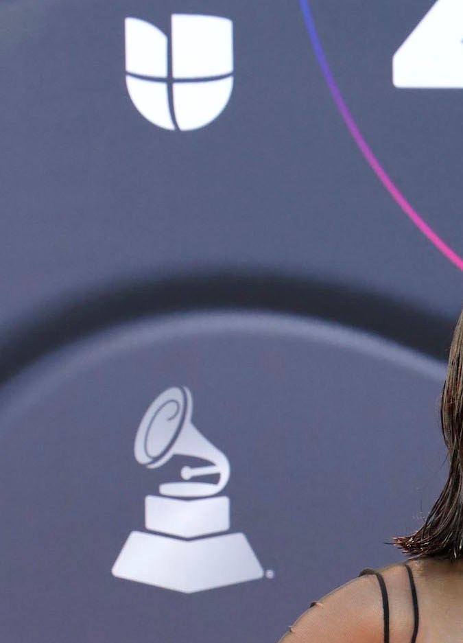 Rosalía posando en una alfombra roja. 