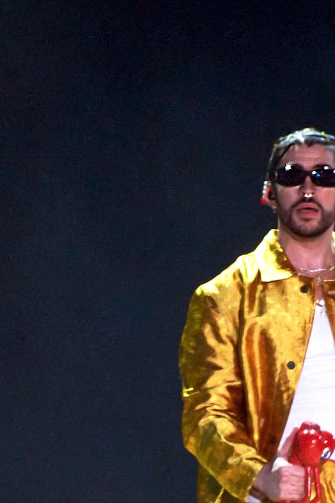 Bad Bunny actuando en un show.