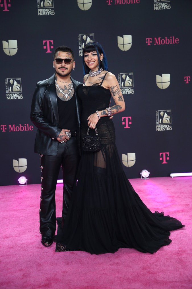 Christian Nodal y Cazzu posando.