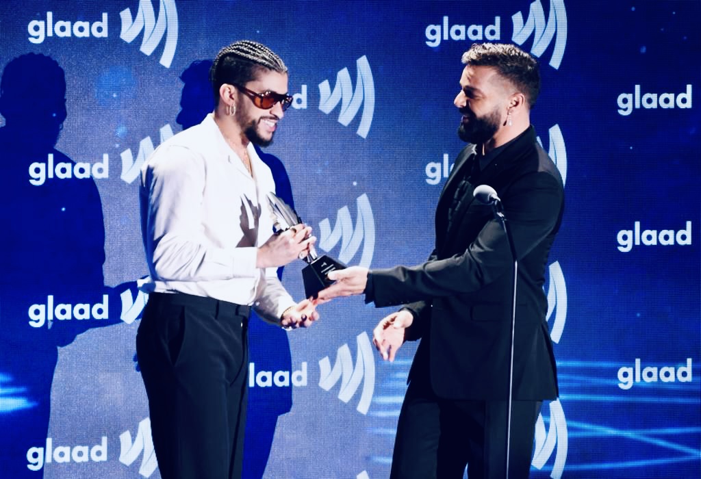 Bad Bunny recibiendo un premio.