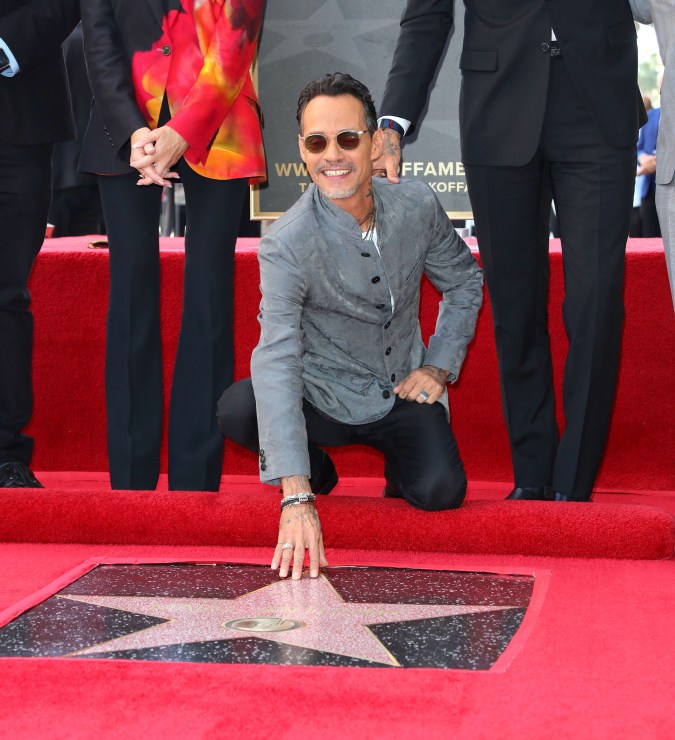 Marc Anthony posando.