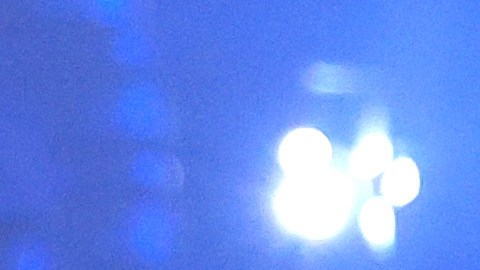 Peso Pluma actuando en un show.