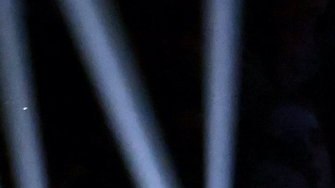 Peso Pluma actuando en un show.