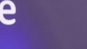 Karol G posando en una alfombra roja.