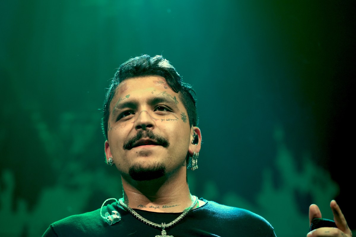 Christian Nodal sorprende tras posar sin tatuajes en su rostro y con el cabello más largo