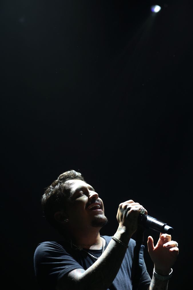 Christian Nodal actuando.