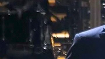 Luis Miguel actuando en un show.