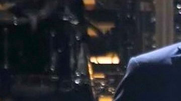 Luis Miguel actuando en un show.