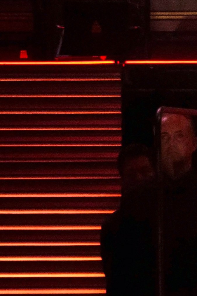 Luis Miguel actuando en un show.