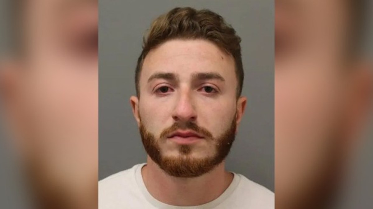 Trabajador Social escolar se expuso semi desnudo a madre y niña en plena calle: acusación en Nueva York