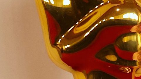 Ariana Grande posando.