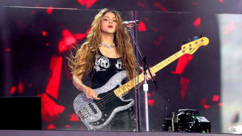 Shakira actuando en un show.