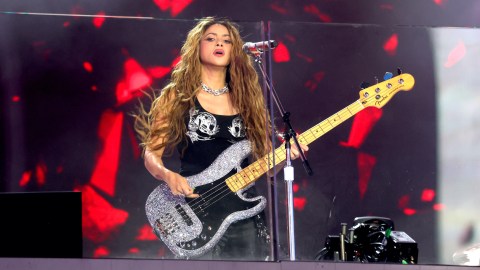Shakira actuando en un show.