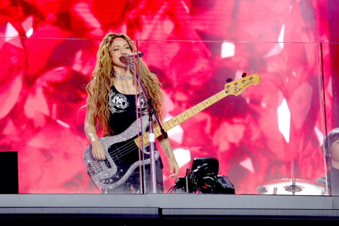 Shakira actuando en vivo.