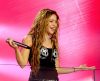 Shakira actuando en un show.