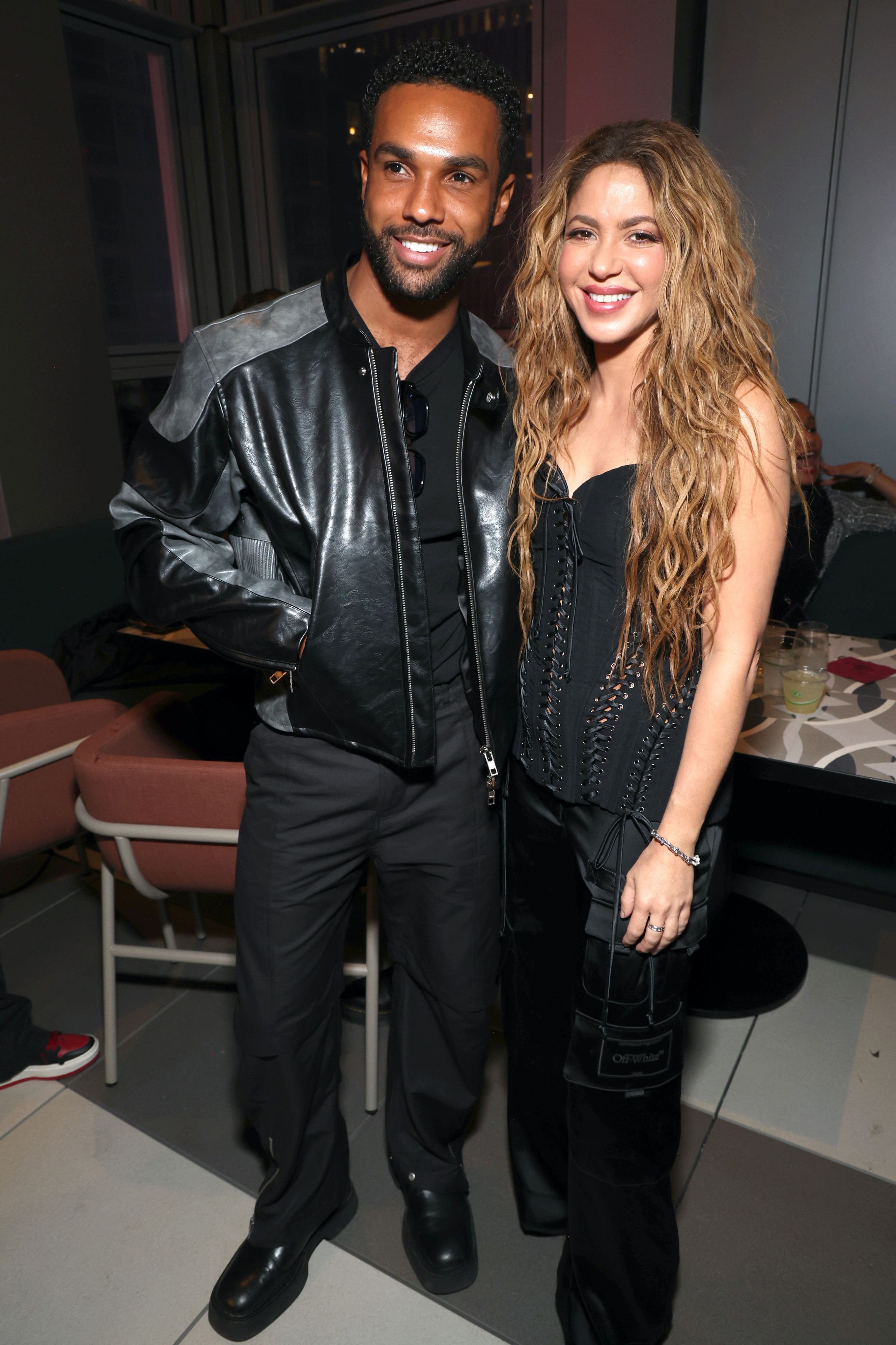 Shakira posando con Lucien Laviscount.