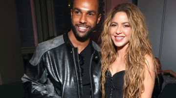 Shakira y Lucien Laviscount posando juntos.