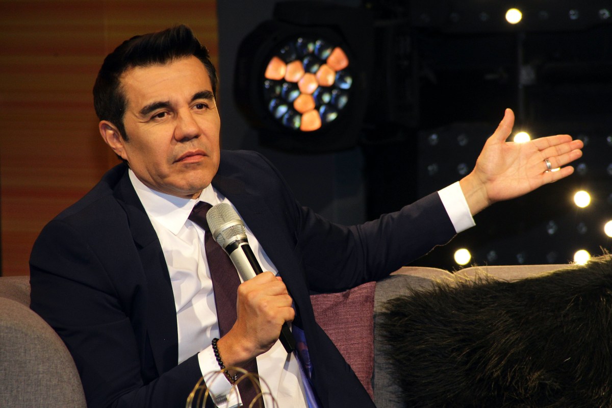 Adrián Uribe celebra su cumpleaños rodeado de sus tres hijos y su esposa Thuany