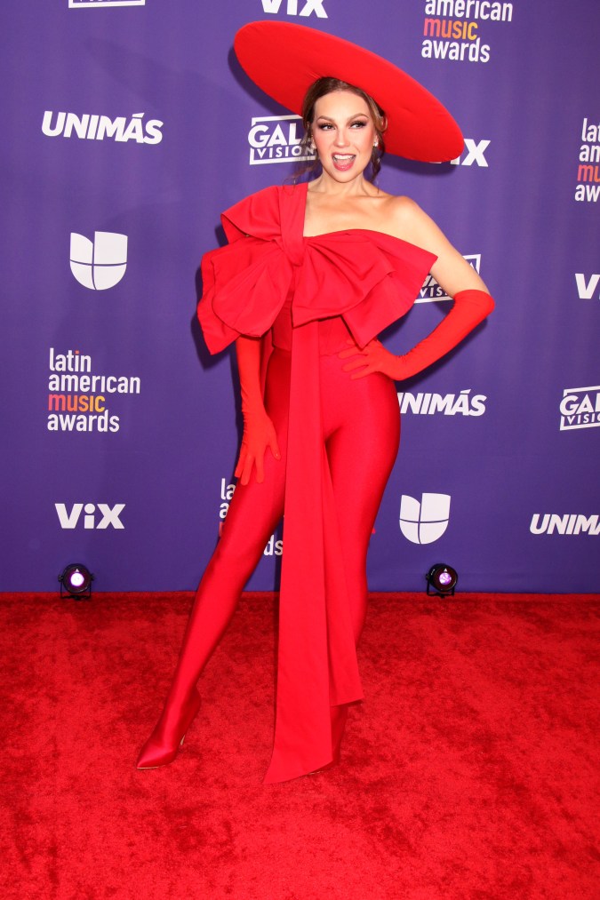 Thalía posando.