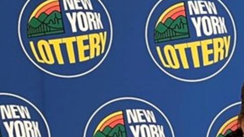 Isidra T. Molina al cobrar su premio millonario de Powerball en NY.