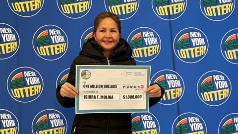 Isidra T. Molina al cobrar su premio millonario de Powerball en NY.