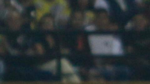 Yerson Chacón (d) de Táchira disputa el balón con Nicolás Fonseca de River este martes, en un partido de la fase de grupos de la Copa Libertadores entre Deportivo Táchira y River Plate.