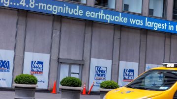 Noticia del inusual temblor del 5 de abril de 2024 anunciada en Midtown Manhattan, NY.
