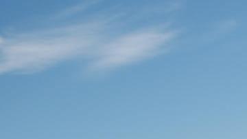 Rescatistas trabajan en la zona donde fueron encontrados cuatro migrantes en las dunas de Samalayuca.