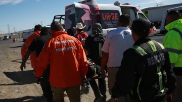 Rescatistas trabajan en la zona donde fueron encontrados cuatro migrantes en las dunas de Samalayuca.