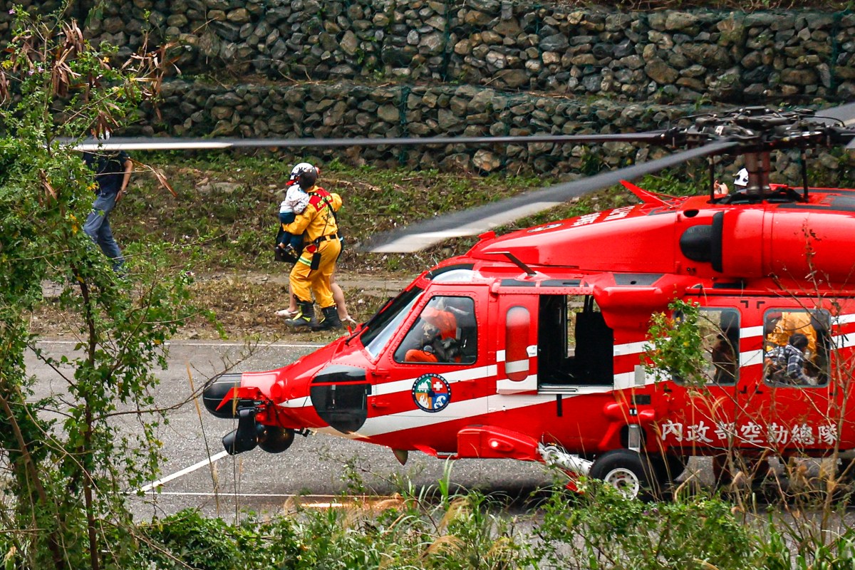 China amenaza a Taiwán en medio de la tragedia