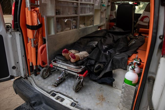 Los cuerpos de los trabajadores de World Central Kitchen después de ser trasladados al hospital Al-Najjar en Rafah, al sur de la Franja de Gaza.