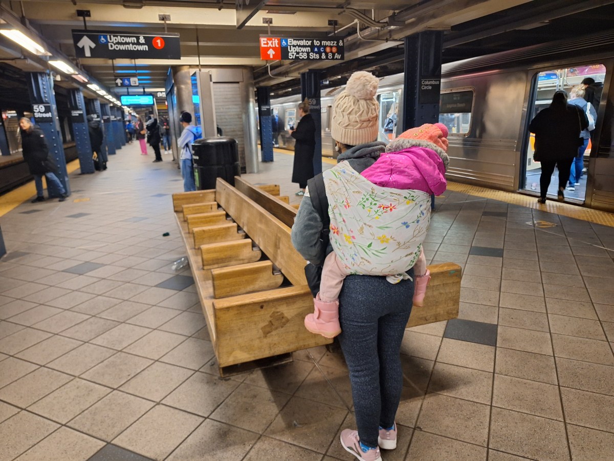 ¿De qué forma la Ciudad de Nueva York evitará que más niños migrantes sigan en el Subway vendiendo golosinas?