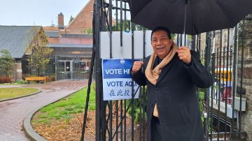 El dominicano Manuel Ruiz salió a votar, en su opinión a la mayoría de los electores no le entusiasma "ni uno, ni otro candidato"