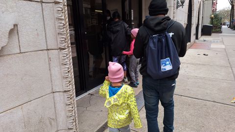 Migrantes venezolanos en 'shelters' aseguran que se esperan por muchos más que pasen la frontera.