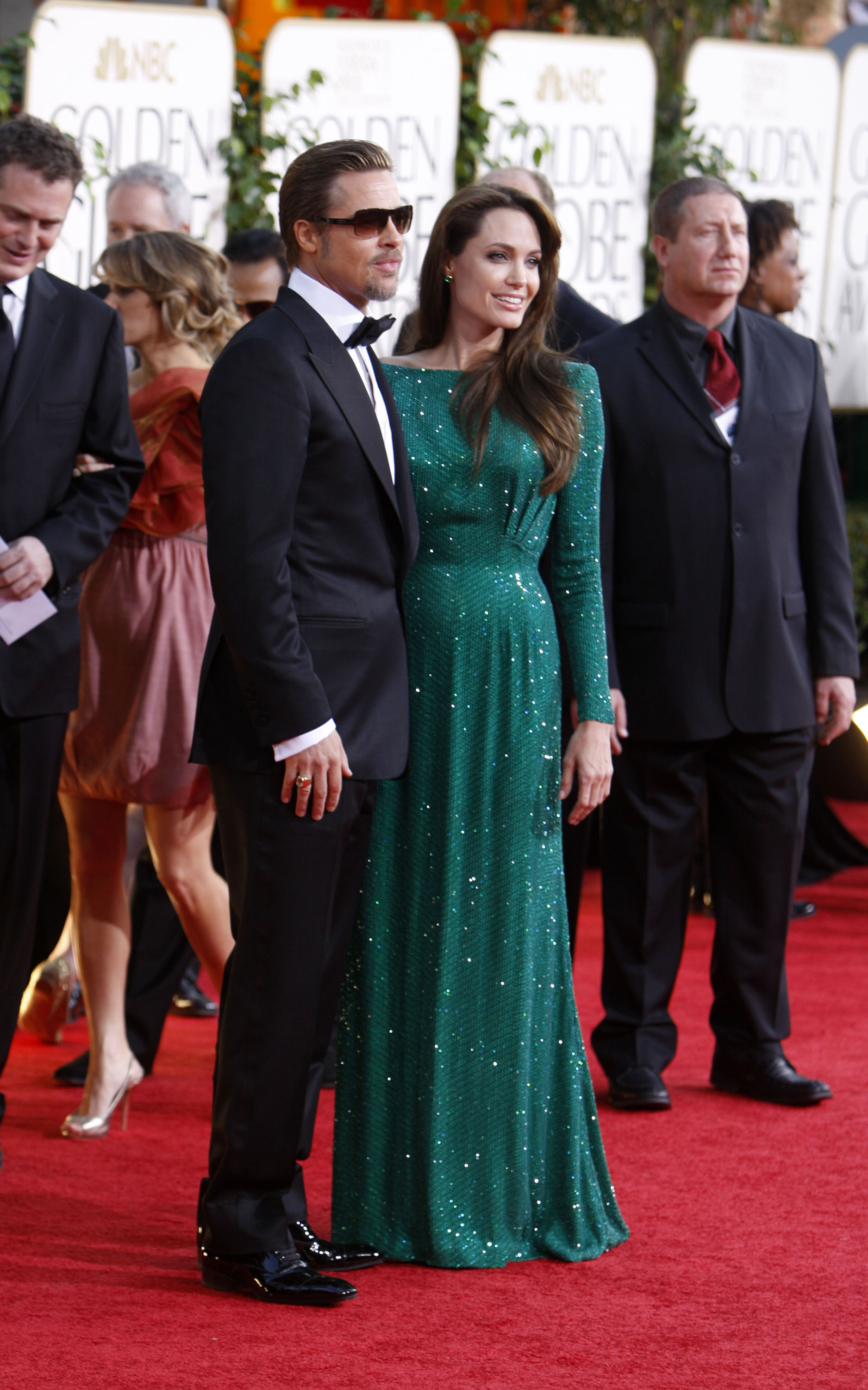 Brad Pitt y Angelina Jolie posando.