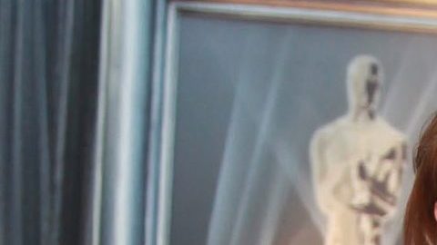 Brad Pitt y Angelina Jolie posando.