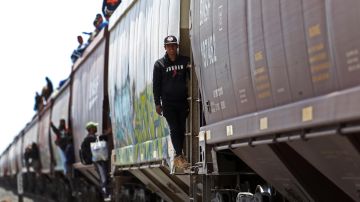 Cientos de migrantes que llegaron a frontera entre México y Estados Unidos deambulan por río Bravo