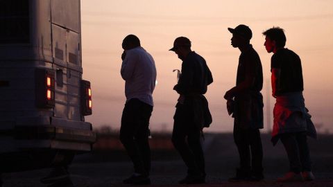 Los migrantes tienen que sufrir de la violencia de los coyotes durante su anhelada llegada a EE.UU.