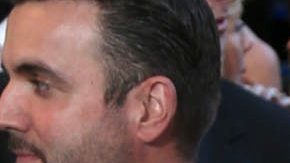 Michael Douglas caminando junto a Catherine Zeta-Jones.