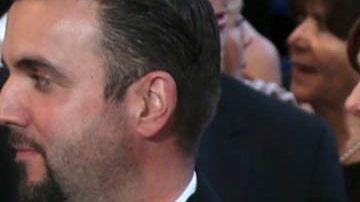 Michael Douglas caminando junto a Catherine Zeta-Jones.