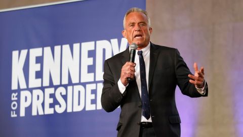 "No dije definitivamente si creía que uno u otro era más peligroso para la democracia", declaró Kennedy Jr.