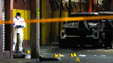 Un agente de servicios periciales inspecciona el lugar donde fue asesinada la candidata a la alcaldía del municipio mexicano de Celaya, Bertha Gisela Gaytán.