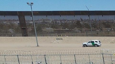 Huyen de la pobreza y la violencia: cada vez más profesionales abandonan su oficio para llegar a EE.UU.