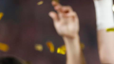 Los jugadores del Athletic celebran tras la final de la Copa del Rey mientras Iñaki Williams levanta el trofeo.