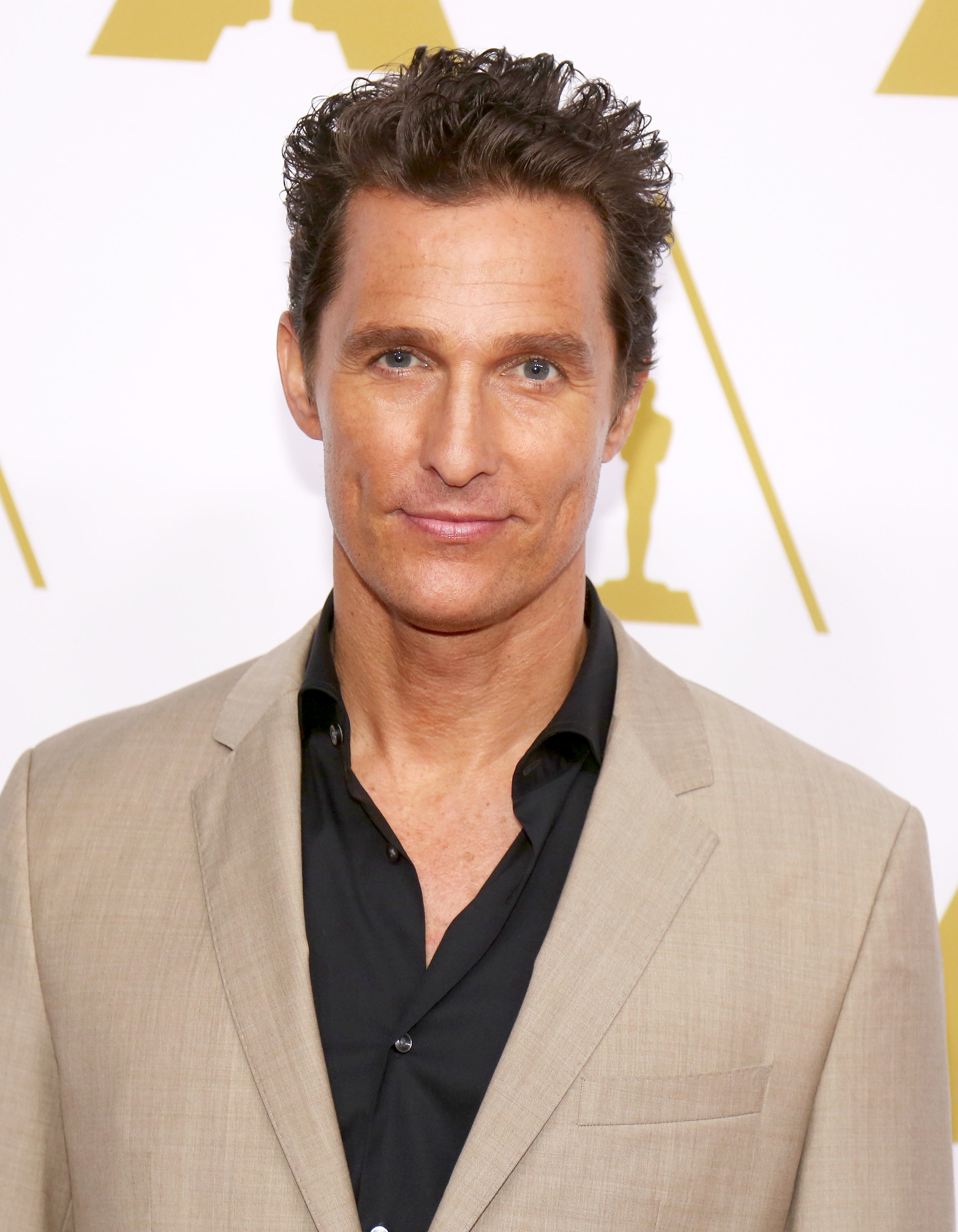 Matthew McConaughey posando.