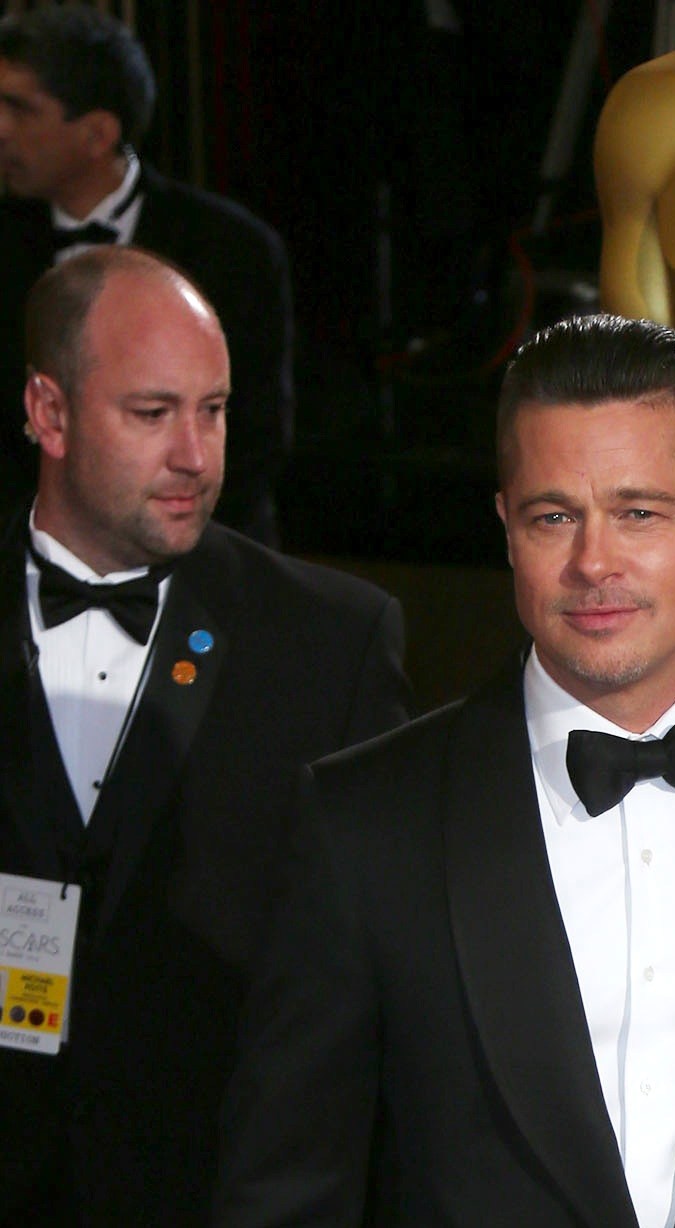 Brad Pitt y Angelina Jolie posando.