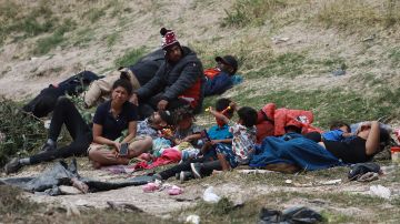Familias de migrantes permanecen en carpas improvisadas en las inmediaciones de la frontera con Estados Unidos, el 13 de abril de 2024, en Ciudad Juárez, Chihuahua (México).