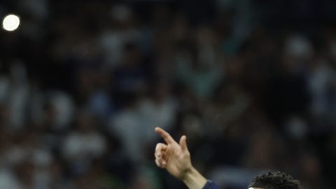 Los jugadores del Real Madrid celebran la victoria del equipo tras el partido de la jornada 32 de LaLiga EA Sports entre Real Madrid y FC Barcelona.