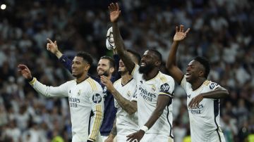 Los jugadores del Real Madrid celebran la victoria del equipo tras el partido de la jornada 32 de LaLiga EA Sports entre Real Madrid y FC Barcelona.