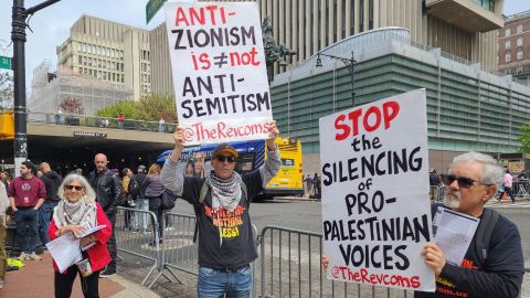 Un hombre sostiene una pancarta con la frase 'antisionismo no es antisemitismo' durante una manifestación este martes, frente a la Universidad de Columbia en Nueva York (EE.UU.).